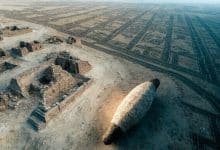 Composição arqueológica com linhas de Nazca vistas do alto, ruínas de pedra e um artefato antigo iluminado por luz suave, evocando enigmas históricos ainda sem resposta.