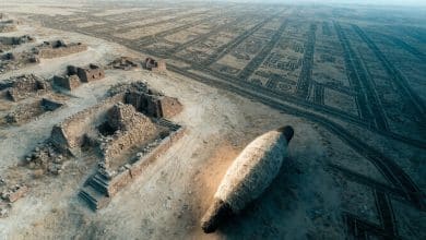 Composição arqueológica com linhas de Nazca vistas do alto, ruínas de pedra e um artefato antigo iluminado por luz suave, evocando enigmas históricos ainda sem resposta.