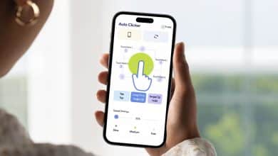Pessoa usando um smartphone com uma interface de Auto Clicker que mostra pontos de toque automatizados e controles de velocidade, em ambiente digital claro e seguro.